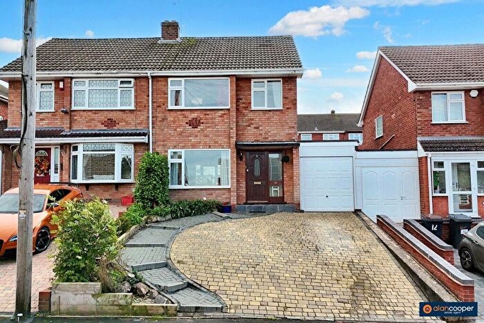 3 Bedroom Semi Detached House For Sale In Quantock Drive, Church Farm, Nuneaton, CV10