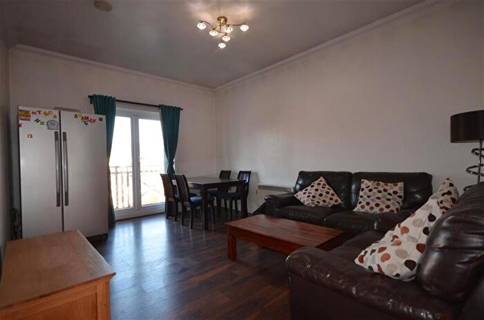 3 Bedroom Flat To Rent In Kenton Road, Flat Bowles Ct, Kenton, HA3