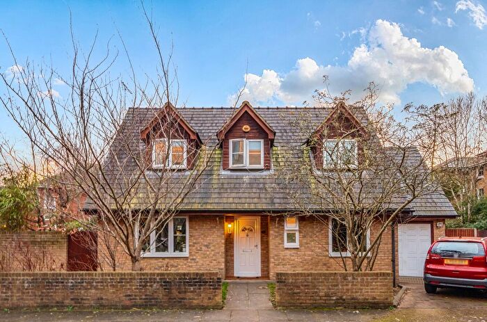 3 Bedroom Detached House For Sale In Bellfield Close, London, SE3