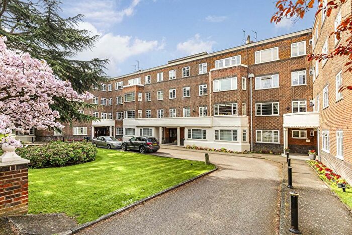 2 Bedroom Flat To Rent In Sheen Court, Richmond, TW10