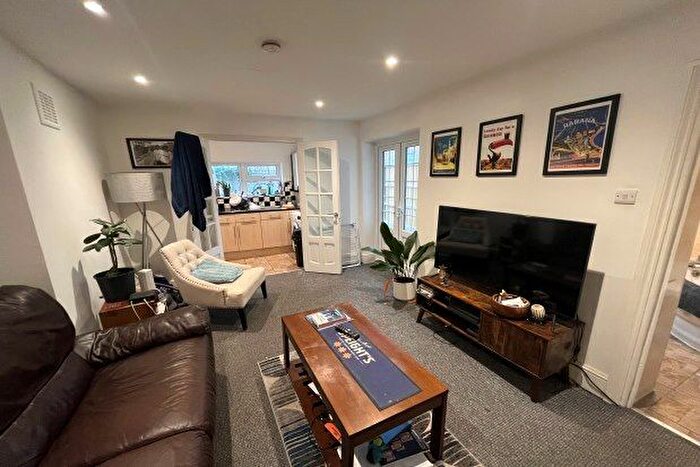 2 Bedroom Flat To Rent In Trent Road, London, SW2