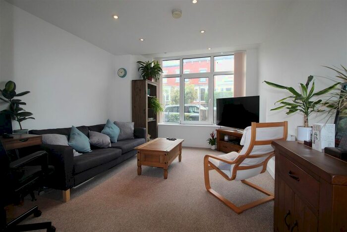 1 Bedroom Flat To Rent In Roman Grove, Leeds, LS8