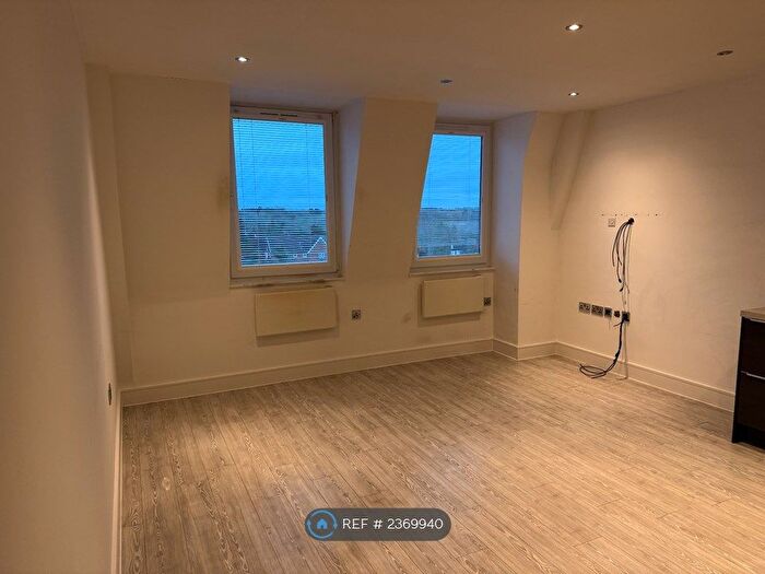 1 Bedroom Flat To Rent In Station Road, Gerrards Cross, SL9