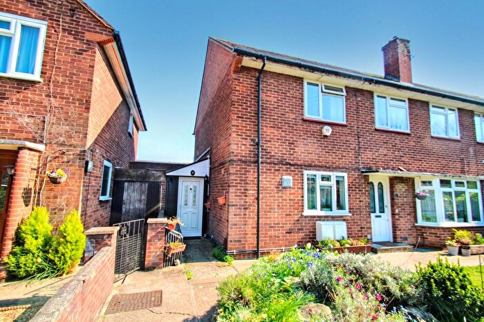 2 Bedroom Maisonette For Sale In Pinn Close, Uxbridge, UB8