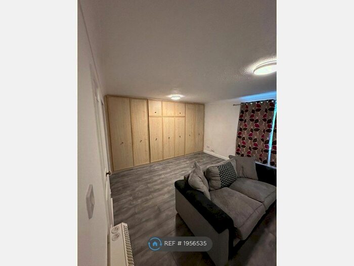 Studio To Rent In Fairbairn Close, Purley, CR8
