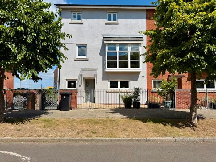 4 Bedroom Town House To Rent In Scott-paine Drive, Hythe, Southampton, SO45