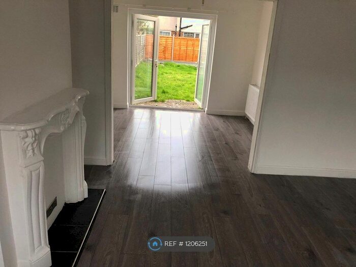 4 Bedroom Semi-Detached House To Rent In Hartley Road, Welling DA16