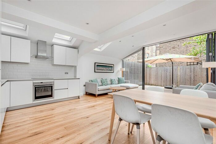 2 Bedroom Maisonette To Rent In Limburg Road, London, SW11