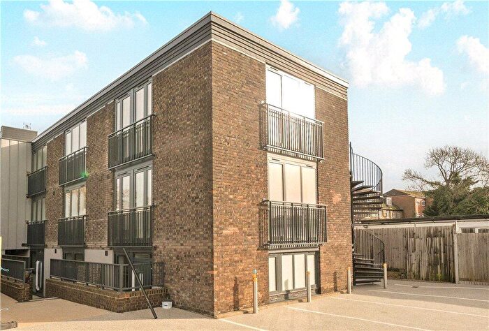 2 Bedroom Flat For Sale In Tealing Drive, Epsom, Surrey, KT19
