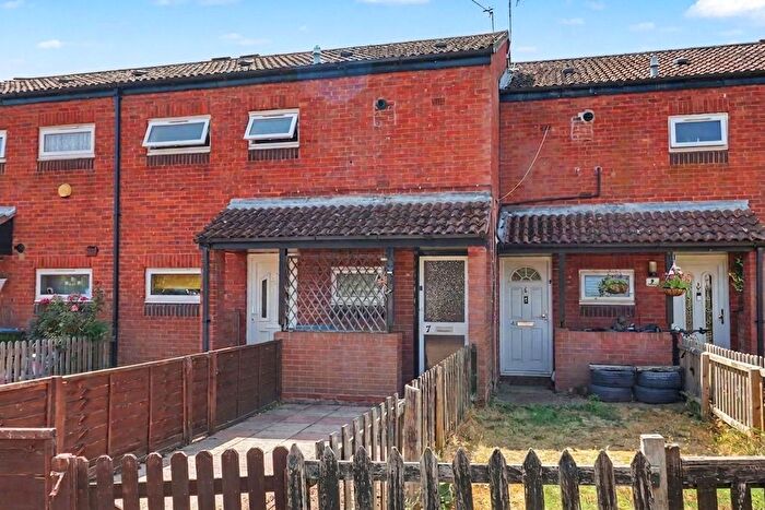 1 Bedroom Flat For Sale In Palmers Grove, West Molesey, KT8