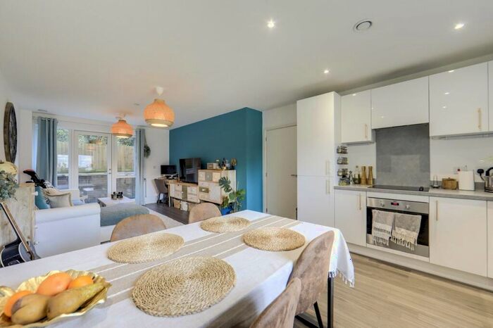 2 Bedroom Flat To Rent In Adenmore Road, Catford, London, SE6