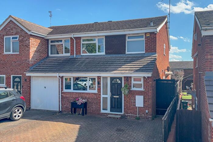 3 Bedroom Semi-Detached House For Sale In Pennivale Close, Leighton Buzzard, LU7