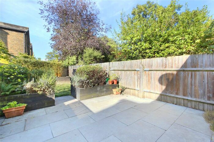 2 Bedroom Flat To Rent In Knoll Road, Wandsworth, London, SW18