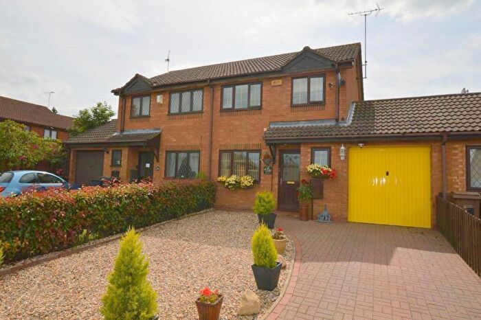 3 Bedroom Semi-Detached House To Rent In Dexter Close, Luton, LU3