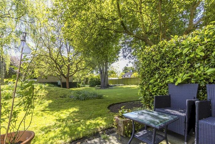 2 Bedroom Flat To Rent In Harrowdene Gardens, Teddington, TW11