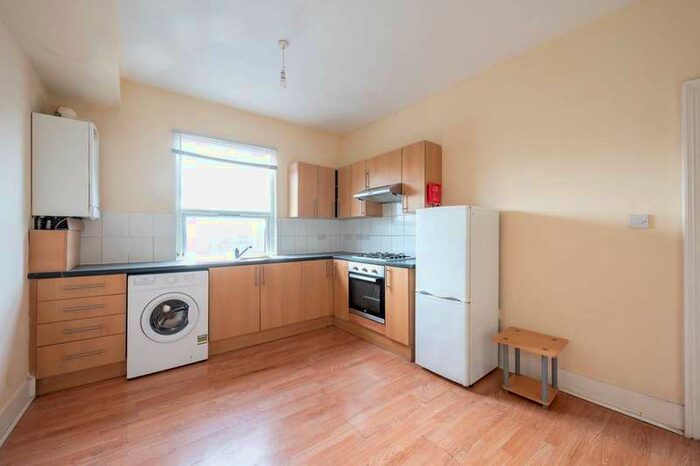 3 Bedroom Flat To Rent In London Road, Isleworth, TW7