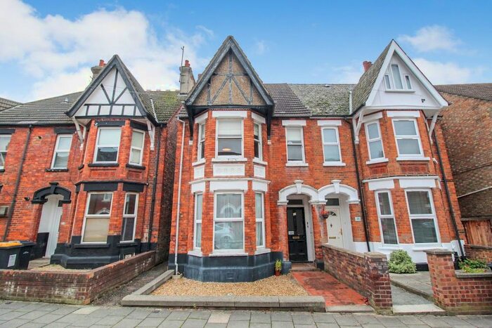 2 Bedroom Flat To Rent In Goldington Avenue, Bedford, MK40