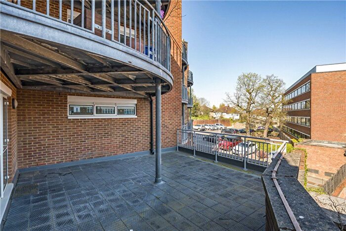 2 Bedroom Flat For Sale In Heathcroft, Ealing, London, W5