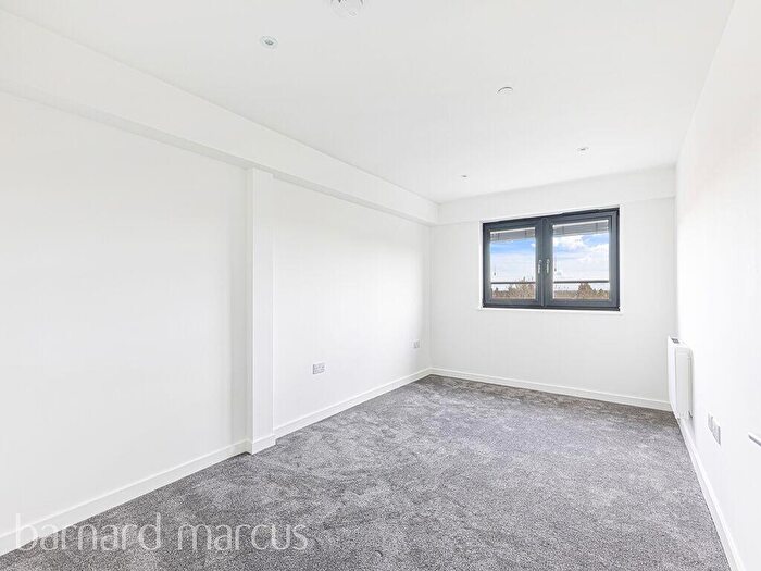 2 Bedroom Apartment To Rent In High Road, N20