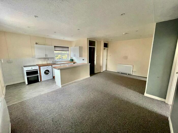 2 Bedroom Flat To Rent In Pound Field, Llantwit Major, CF61