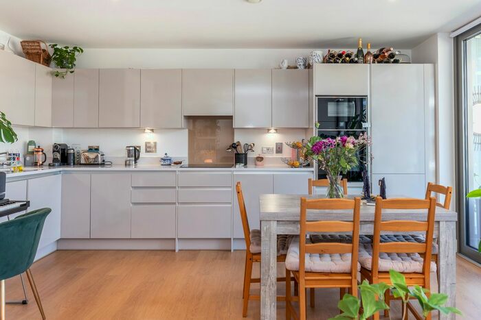 2 Bedroom Flat For Sale In Kilburn Park Road, London, NW6
