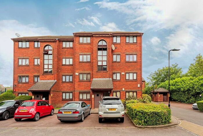 2 Bedroom Flat To Rent In Cotton Avenue, London, W3