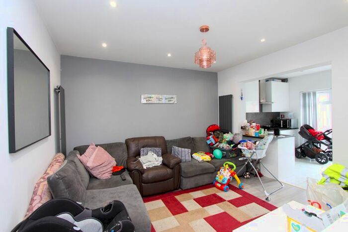 2 Bedroom Flat To Rent In Kings Avenue, Greenford, UB6