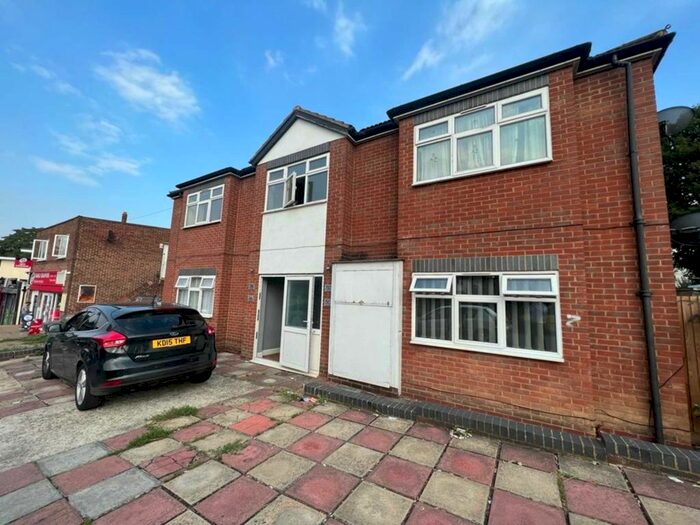 2 Bedroom Flat To Rent In Cedar Road, Strood, ME2