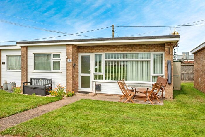 2 Bedroom Mobile/park Home For Sale In Coast Road, Walcott, Norwich, NR12
