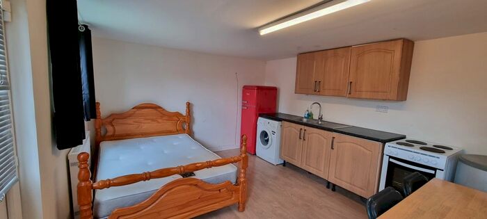 Studio To Rent In Alpine Way, Luton, LU3
