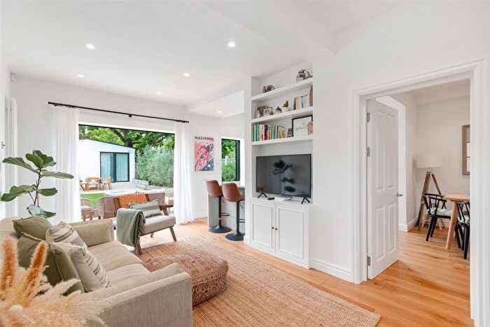 2 Bedroom Flat For Sale In Worple Road, West Wimbledon, SW20