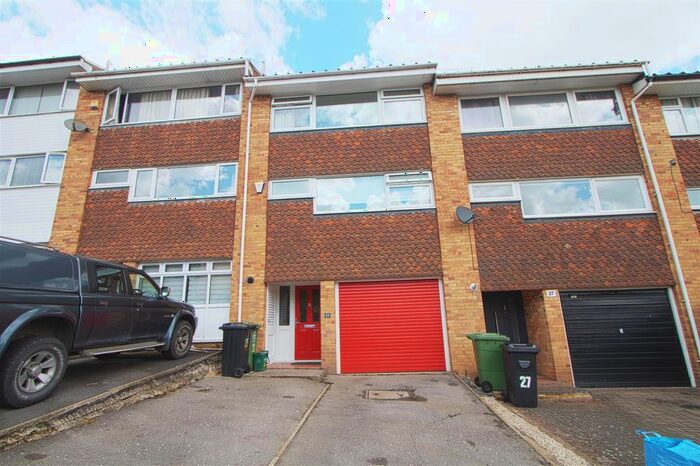 3 Bedroom Town House To Rent In Chapel Court, Billericay, CM12