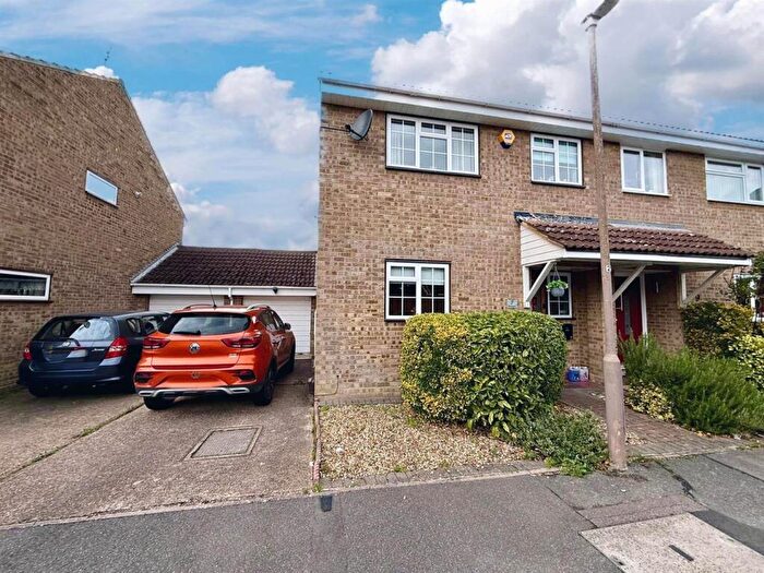 3 Bedroom Semi Detached House For Sale In Bonningtons, Brentwood, CM13
