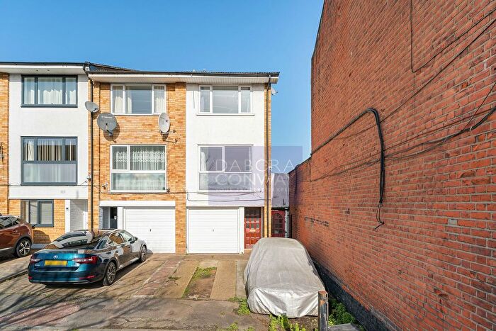 3 Bedroom Town House To Rent In Snakes Lane East, Woodford Green, IG8
