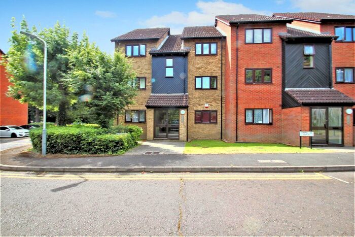 1 Bedroom Flat To Rent In Turnpike Lane, Uxbridge, UB10