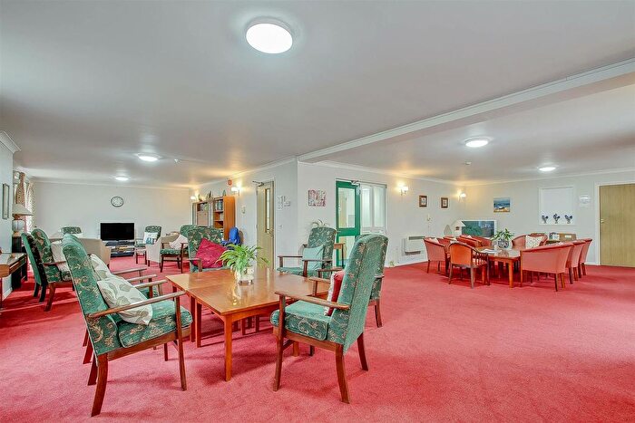 2 Bedroom Property For Sale In Friern Barnet Lane, London, N20