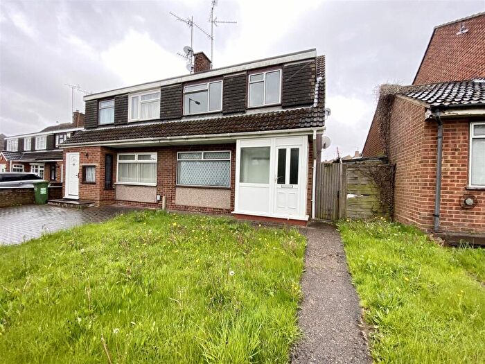 3 Bedroom Semi-Detached House To Rent In Toddington Road, Luton, LU4