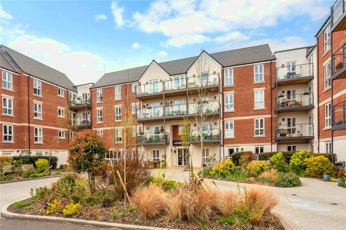 2 Bedroom Flat For Sale In Reading Road, Henley-On-Thames, RG9