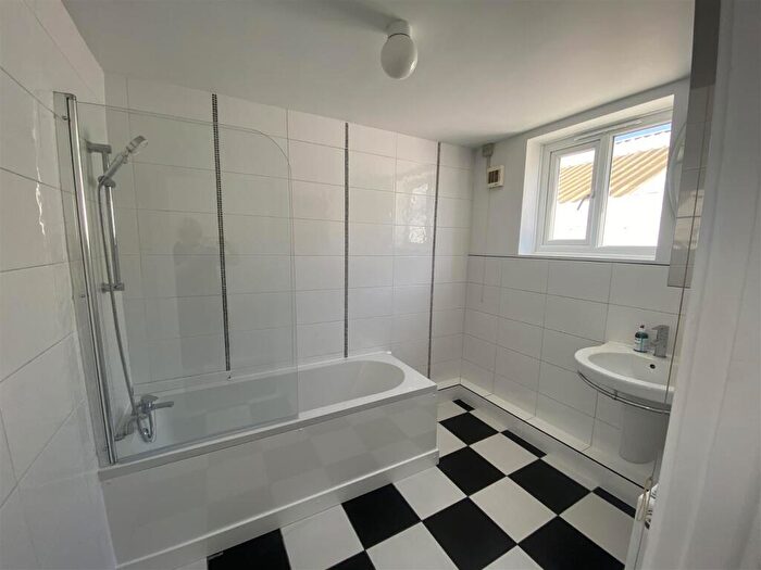 2 Bedroom Flat To Rent In London Road Leigh On Sea, SS9