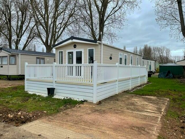 2 Bedroom Caravan For Sale In Crow Lane, Northampton, Northamptonshire, NN3