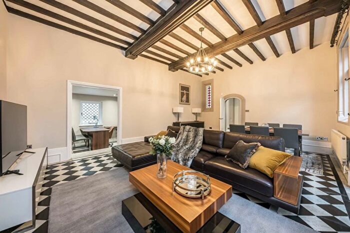 3 Bedroom Flat To Rent In Chelsea Embankment, London, SW3