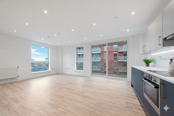 3 Bedroom Maisonette To Rent In Henrietta Close, Deptford, SE8