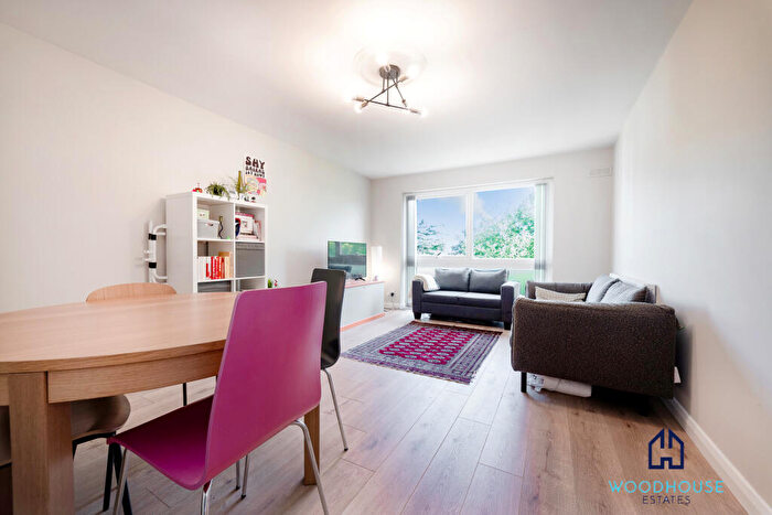 Flat To Rent In Leaf Grove, Lambeth, London, SE27