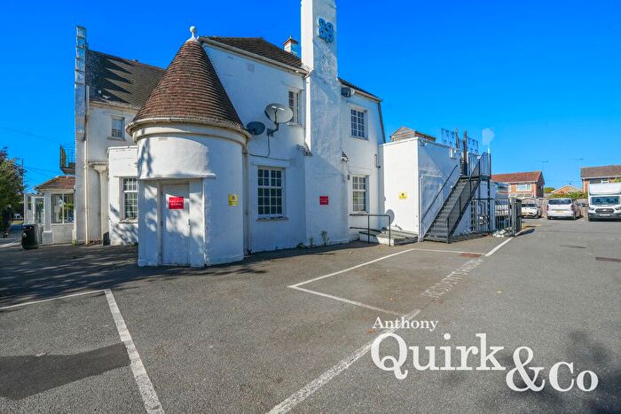 2 Bedroom Flat For Sale In Canvey Road, Canvey Island, SS8