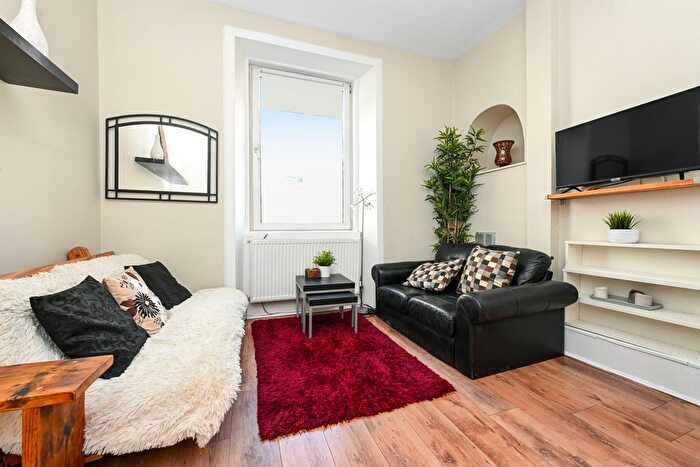 2 Bedroom Flat For Sale In / Henderson Gardens, Leith, Edinburgh, EH6