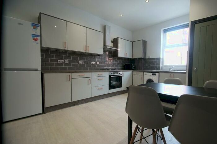 4 Bedroom End Of Terrace House To Rent In Harold Avenue, Hyde Park, Leeds, LS6