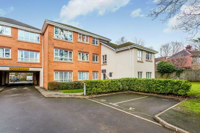 1 Bedroom Apartment To Rent In Langley Court, Three Bridges, RH10