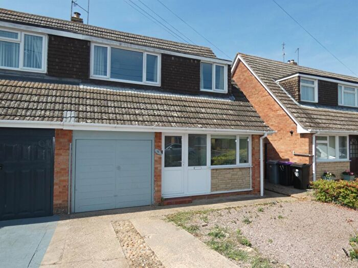 3 Bedroom Semi-Detached House For Sale In Willoughby Avenue, Market Deeping, Peterborough, PE6