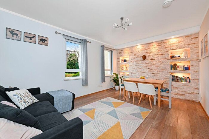 2 Bedroom Flat For Sale In / Craigmillar Castle Gardens, Edinburgh, EH16
