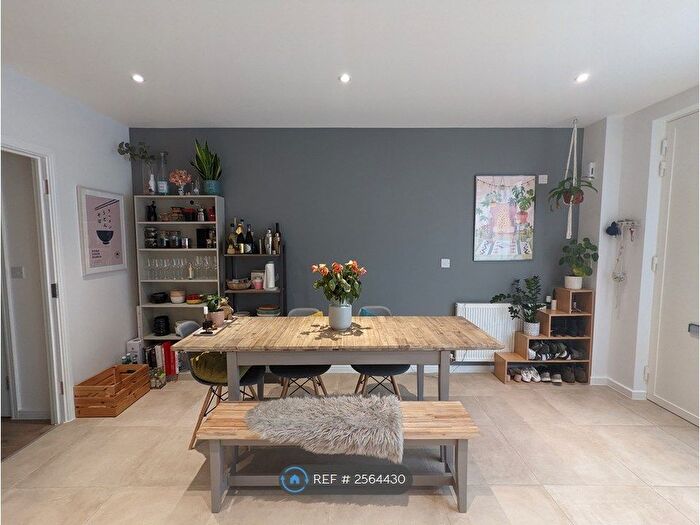 3 Bedroom Flat To Rent In Hanbury Road, London, W3